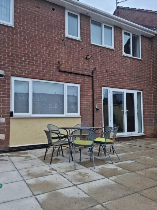 5 Bedroom House - Cheshire Oaks Ellesmere Port Kültér fotó